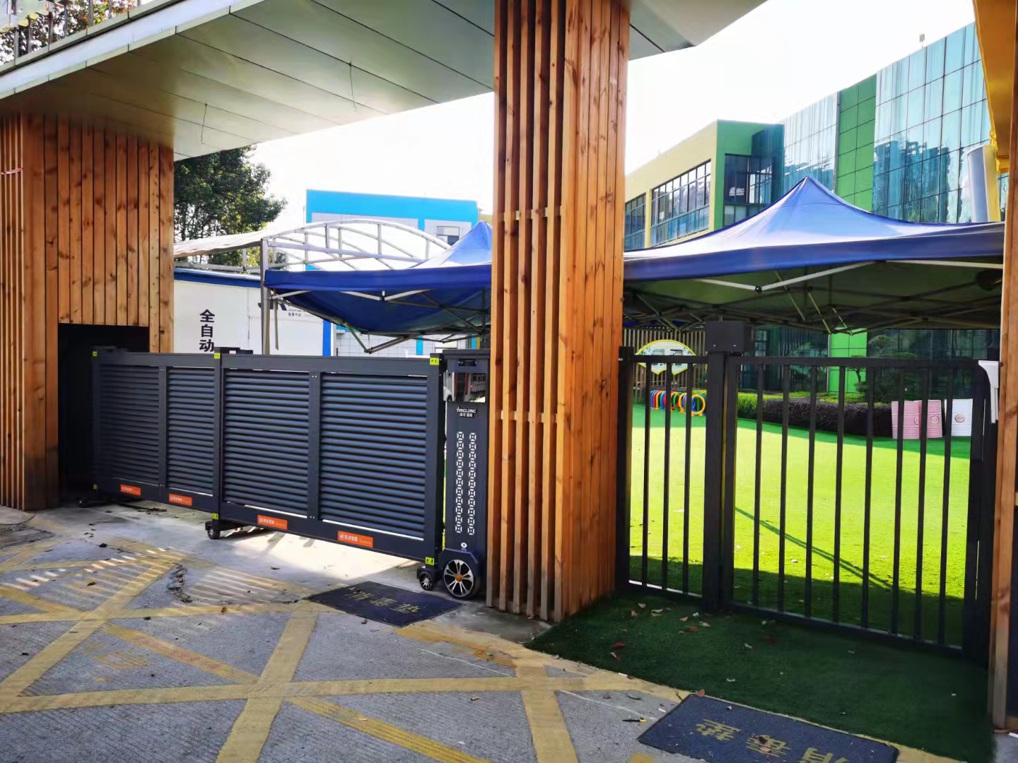 熱烈祝賀英龍智能電動(dòng)段滑門(mén)進(jìn)駐江夏區(qū)東湖路幼兒園